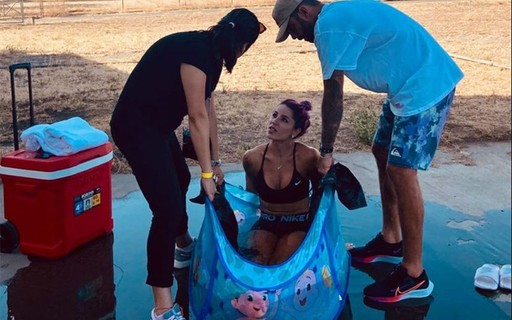 Letícia Bufoni improvisa banheira de gelo no deserto com ajuda de Scooby