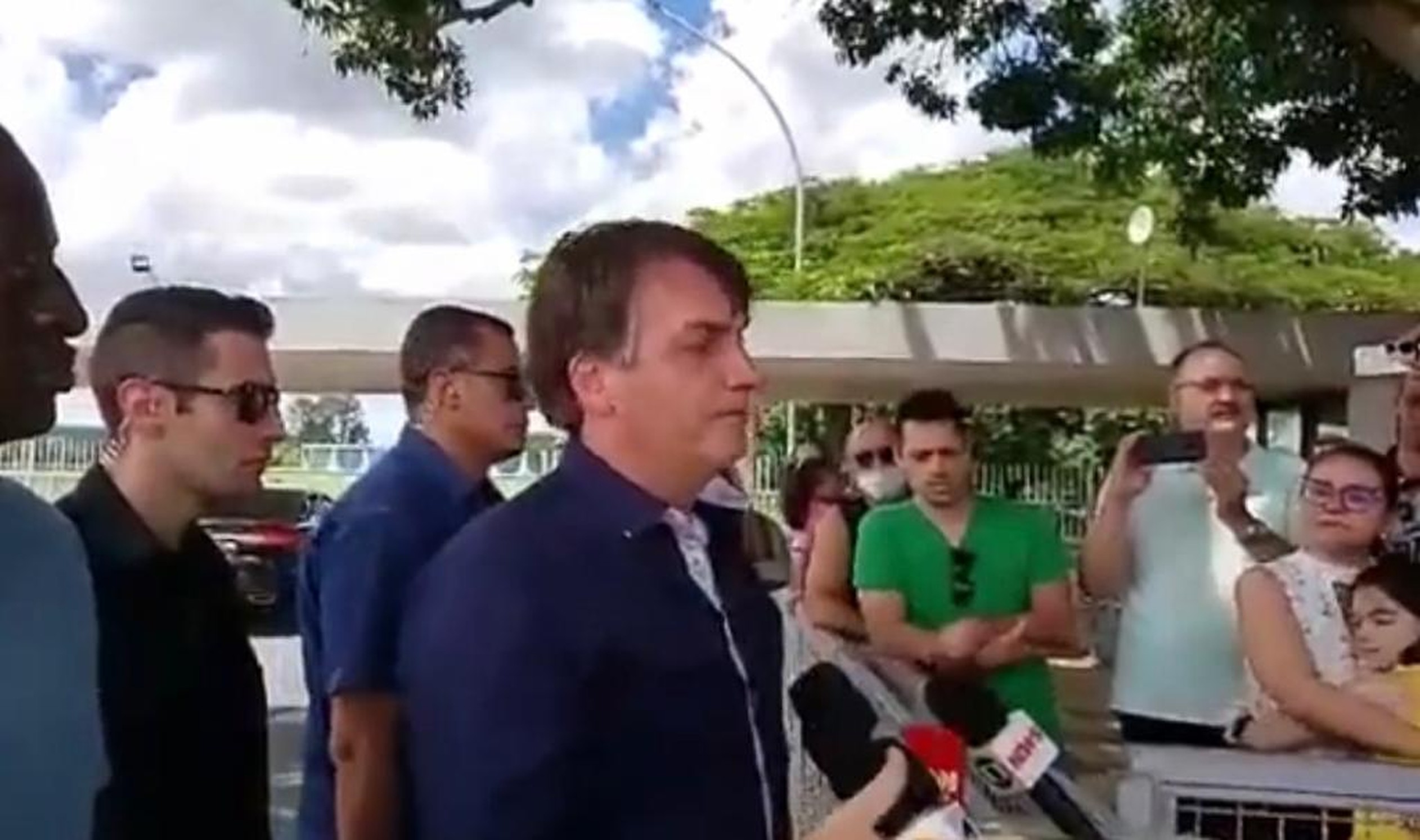 Bolsonaro durante coletiva neste domingo (29) — Foto: Reprodução/ Redes Sociais