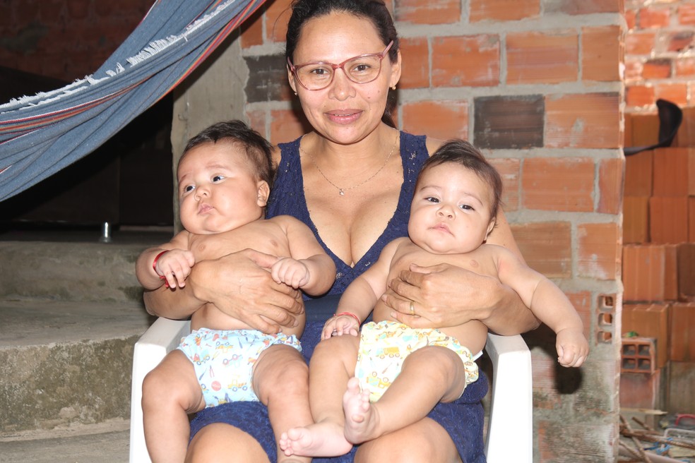  A doméstica Cleonice da Costa Lima teve gêmeos e ainda não recebeu o pagamento do benefício.  — Foto: Gilcilene Araújo/G1