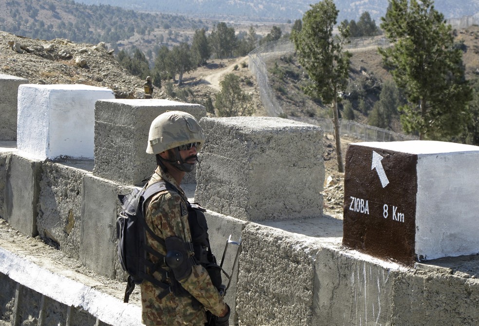 Soldado patrulha a cerca na fronteira do Afeganistão e do Paquistão em Angore Adda (Foto: Mohammad Yousaf/AP Photo)