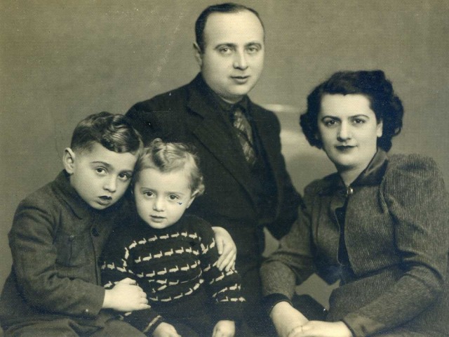 Janek Arenbrg (à esquerda) e sua família (Foto: Reprodução Cheating Hitler)