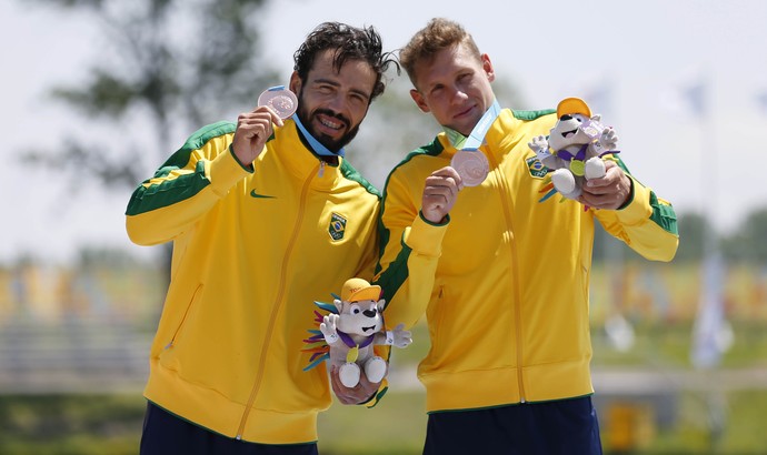 Vagner Souta e Celso Júnior celebram o bronze no pódio (Foto: Jeff Swinger-USA TODAY Sports)