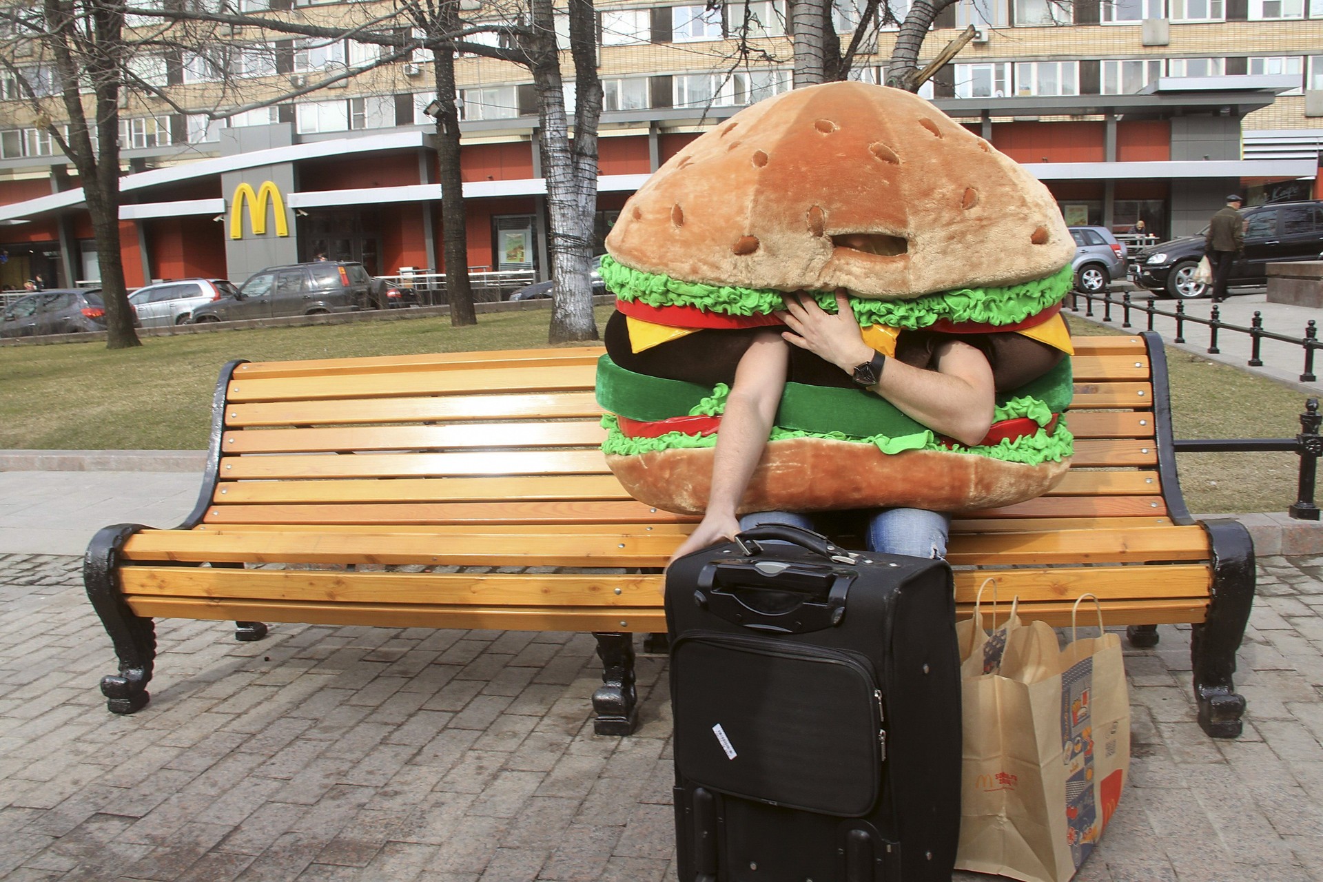 O hamburguer gigante que, após ter sido 'deportado', ficou entalado no metrô (Foto: Agência EFE)