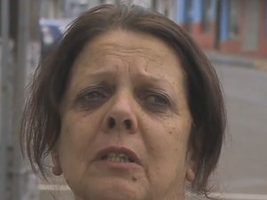 Dona Francisca diz ter medo de andar nas calçadas da cidade (Foto: Reprodução/RBS TV)