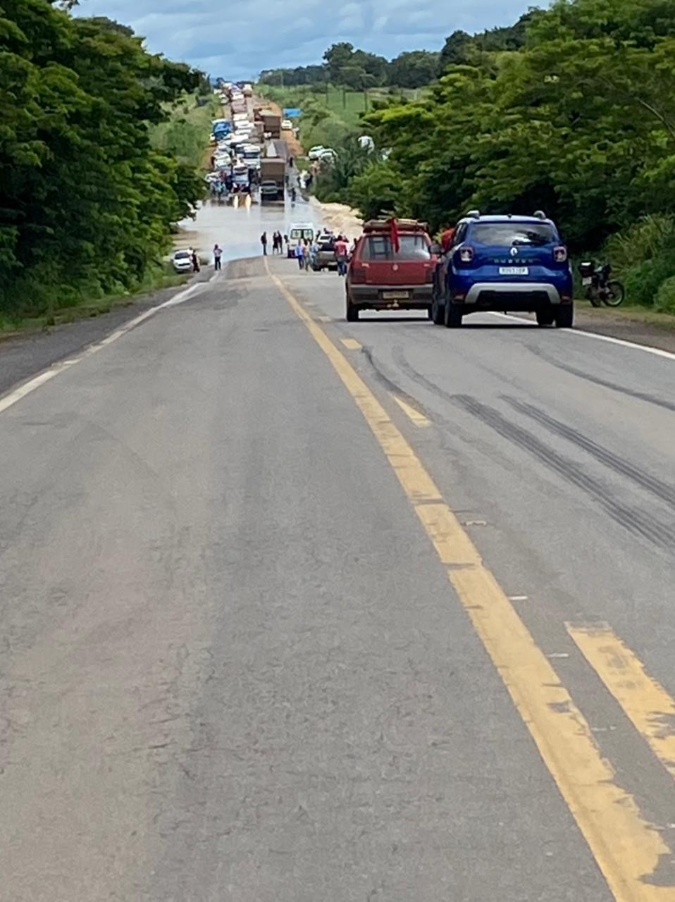 Trânsito é parcialmente interditado na BR-364 em Ariquemes, RO