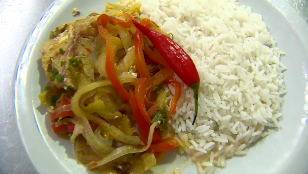 Aprenda a fazer uma moqueca de pescada amarela com arroz de coco — Foto: Reprodução/Rede Amazônica