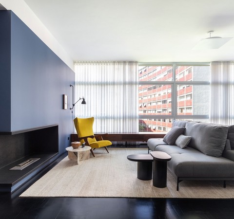 150 m² com inspiração modernista no décor e marcenaria azul