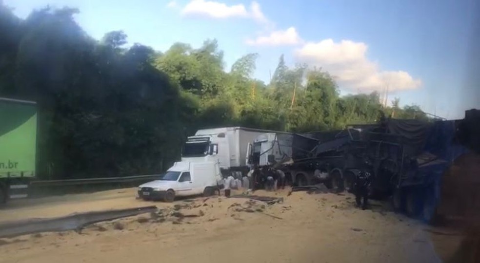 Carga de soja tombou na BR-324 — Foto: Redes sociais
