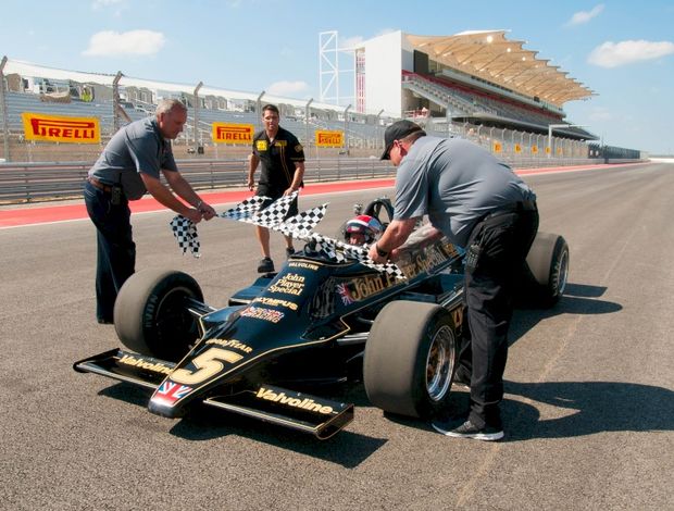 Na 'volta inaugural' do circuitoo site da bet365Austin, Texas, Mario Andretti guia a Lotuso site da bet3651978 (Foto: Divulgação)