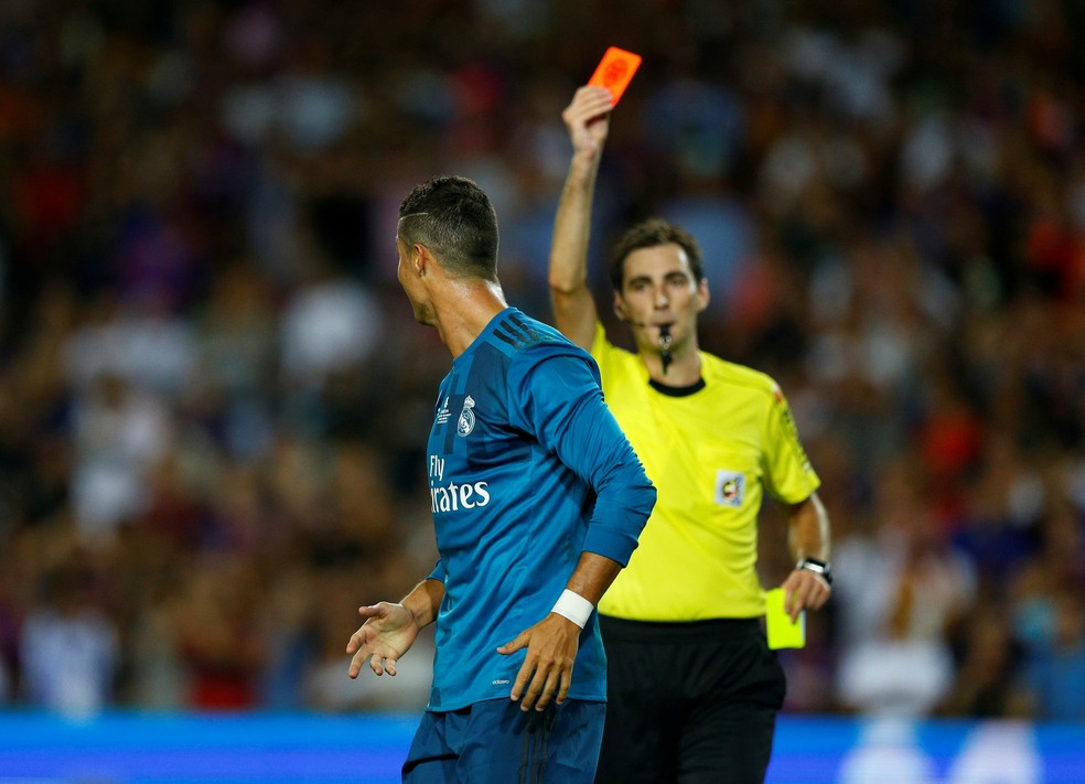 Cristiano Ronaldo deixa o gramado após ser expulso (Foto: Reuters)