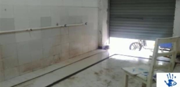 Em uma das fábricas investigadas, havia apenas cinco chuveiros para centenas de funcionários. Como é possível ver, o banheiro fotografado acima fica em uma garagem (Foto: Reprodução Youtube/China Labor Watch)