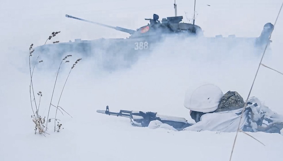 Imagem de vídeo divulgado pelo Ministério da Defesa da Rússia em 2 de fevereiro de 2022 mostra soldados russos participando de treinamento militar em Yurginsky, na região de Kemerovo, na Rússia — Foto: Ministério da Defesa da Rússia via AP