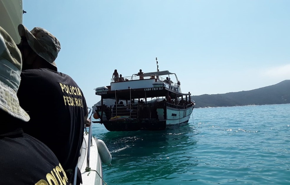 Embarcações que transportavam turistas em Arraial do Cabo, RJ, também foram fiscalizadas — Foto: Divulgação/Polícia Federal