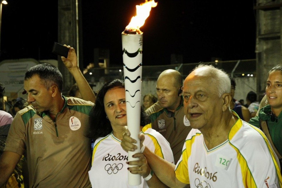 Coaracy Nunes carregando a tocha olímpica da Rio 2016 — Foto: Divulgação / Rio 2016