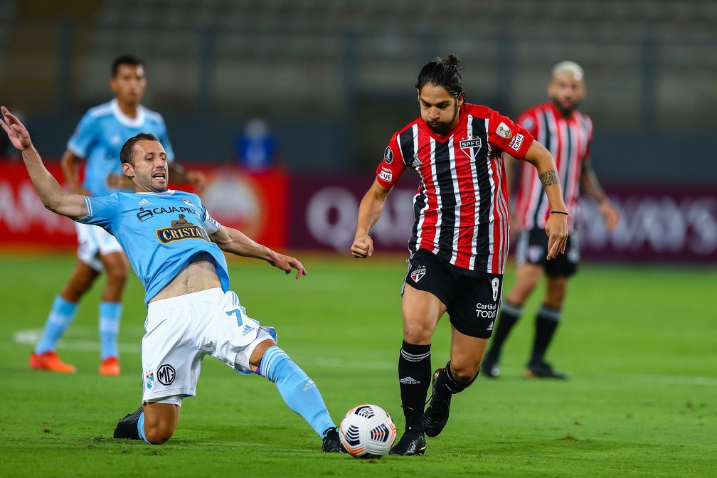 Martin Benitez em lance de Sporting Cristal x São Paulo — Foto: Staff Images / CONMEBOL