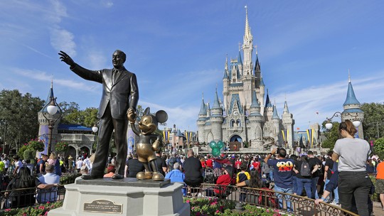 Disney passa por cima de DeSantis e mantém controle de fato sobre terrenos de parques na Flórida