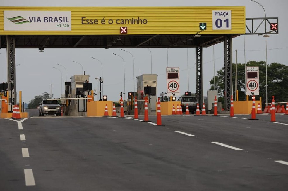 Lei que obriga a existência de pontos de apoio gratuitos aos caminhoneiros nas rodovias pedagiadas é sancionada, em Mato Grosso — Foto: Secom-MT