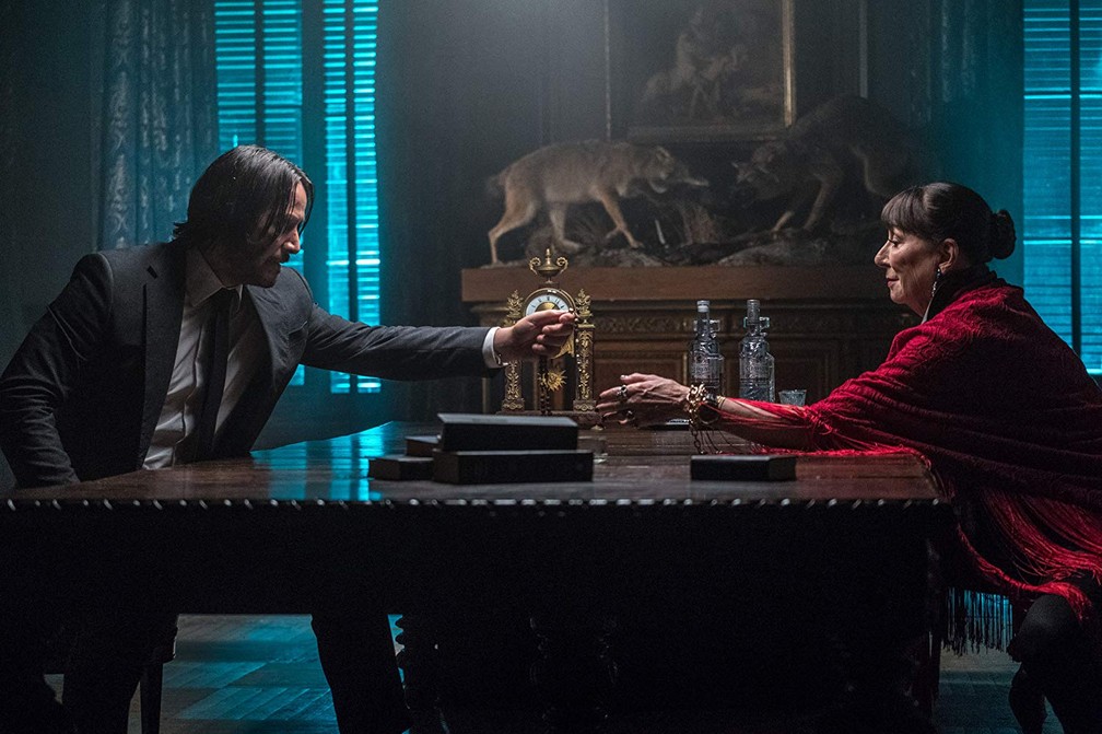 Keanu Reeves e Anjelica Houston em cena de 'John Wick 3: Parabellum' — Foto: Divulgação