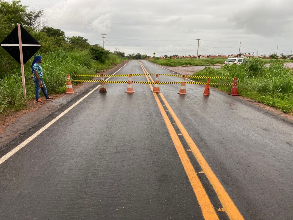 Trecho da PI-392, que liga os municípios de Bom Jesus e Currais, foi interditado pelo DER no Piauí — Foto: Portal B1