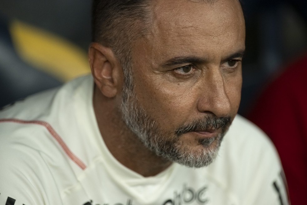 V&iacute;tor Pereira j&aacute; soma tr&ecirc;s vices &agrave; frente do Flamengo &mdash; Foto: Agif