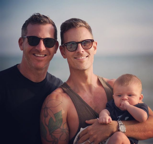 Christopher Landon com o marido e o filho (Foto: Instagram / Reprodução)