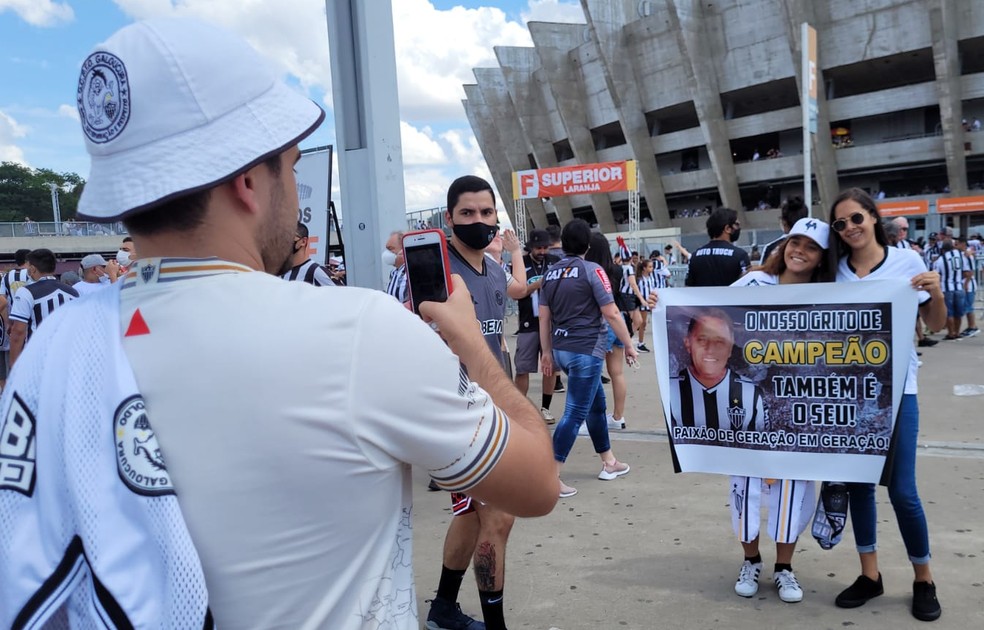 Mariane homenageia o pai Valtinho no Mineirão — Foto: Rodrigo Fonseca