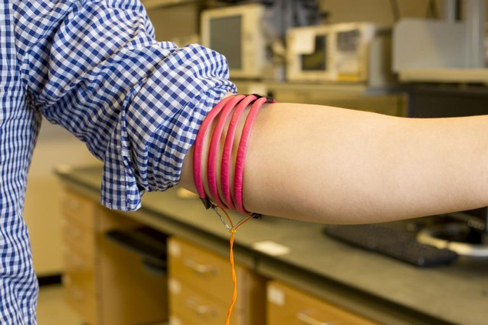 Pesquisadores usaram membros do corpo para criar bobinas, que induzem campo magnético para a troca de informações (Foto: Divulgação/UC San Diego)