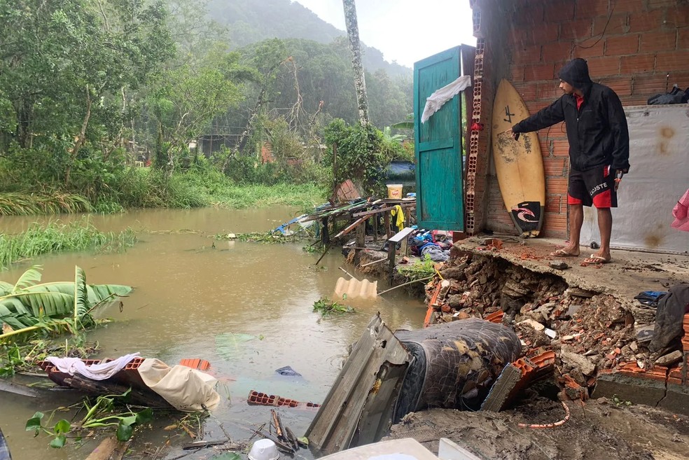 Guarujá, SP, registra maior volume de chuva nos últimos 70 anos e tem 190 pessoas desabrigadas — Foto: Addriana Cutino/g1