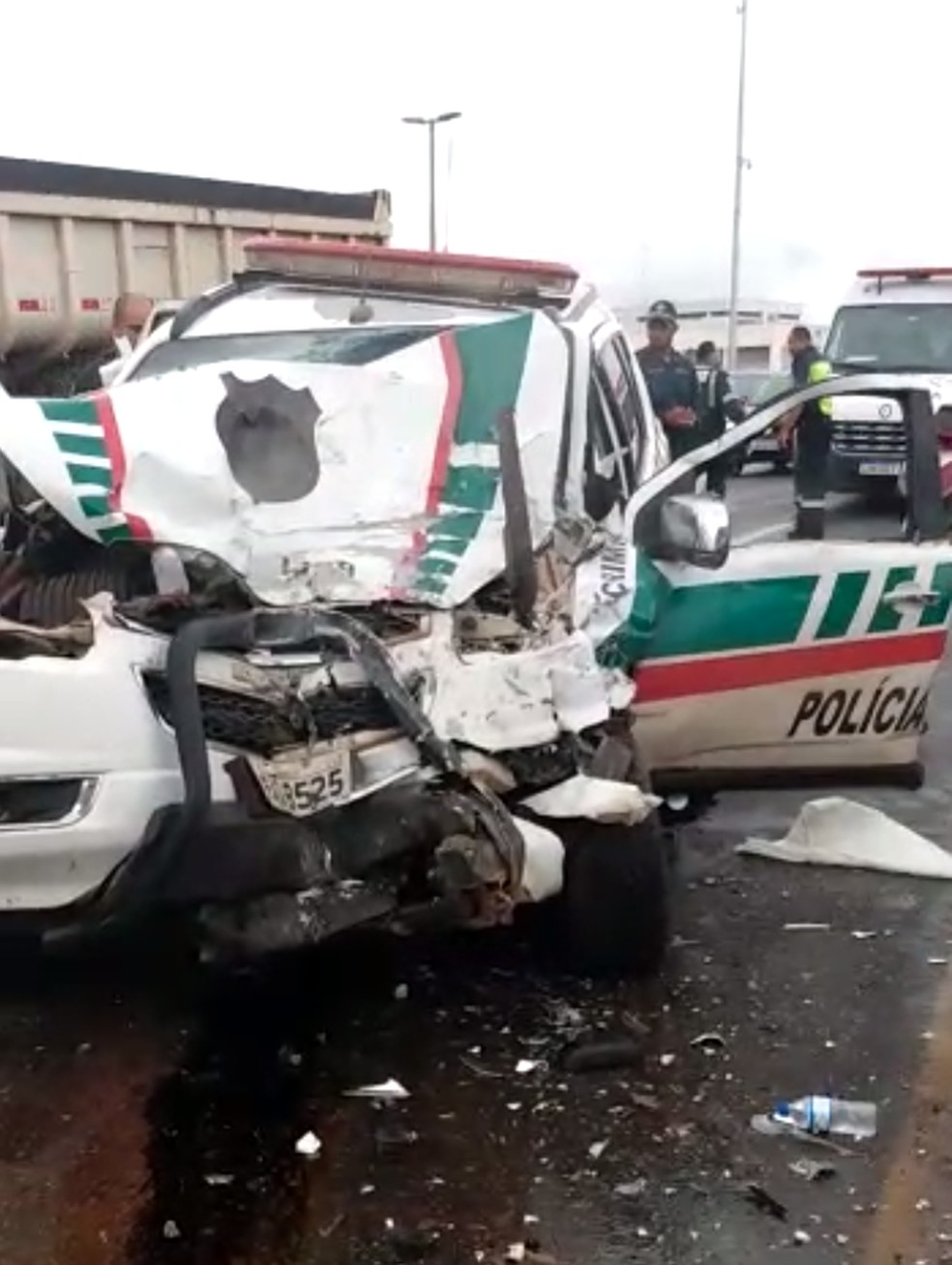 Carro da PCDF ficou com frente destruída após acidente com ônibus na EPTG — Foto: Arquivo pessoal