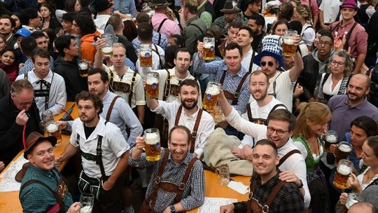 Oktoberfest volta após dois anos de Covid, com cerveja mais cara