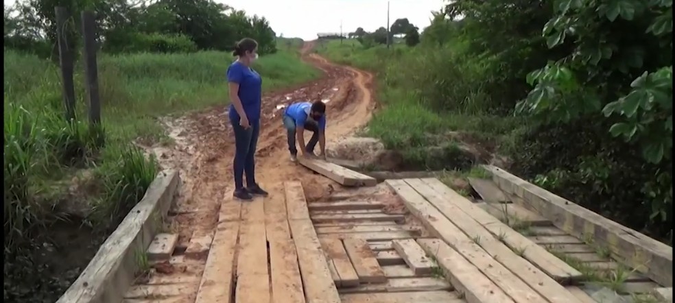 Em certo momento do percurso, equipe teve que descer para ajeitar madeira da ponte que está desbarrancando  — Foto: Reprodução/Rede Amazônica Acre