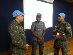 Além do treinamento físico, os militares também estão recebendo aulas de crioulo com o Ernest, um haitiano que está no Brasil há 2 anos (Foto: Cristiane Paião/ G1)