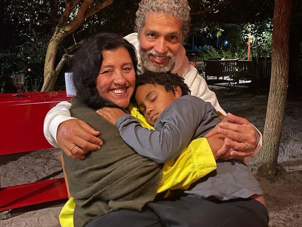 Regina Casé com o marido, Estevão Ciavatta, e o filho caçula, Roque (Foto: Reprodução/Instagram)