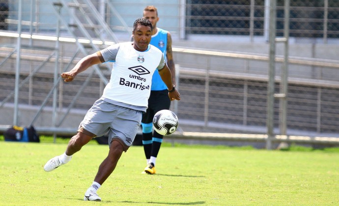 Roger treina bola parada e participa de rachão com direito a furada