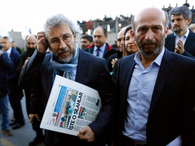 Can Dundar, diretor de redação do jornal Cumhuriyet (esquerda), e Erdem Gül, diretor da sucursal de Ancara (direita), chegam ao Palácio de Justiça em Istambul, na Turquia, nesta sexta-feira (1º) (Foto: Osman Orsal/Reuters)