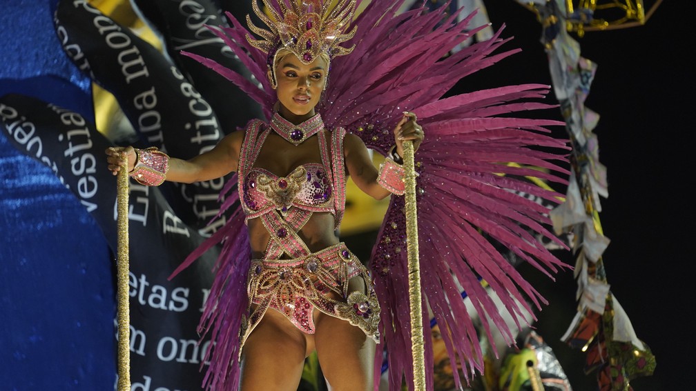 Bruna Gonçalves é destaque de carro alegórico da Beija-Flor — Foto: Marcos Serra Lima/g1