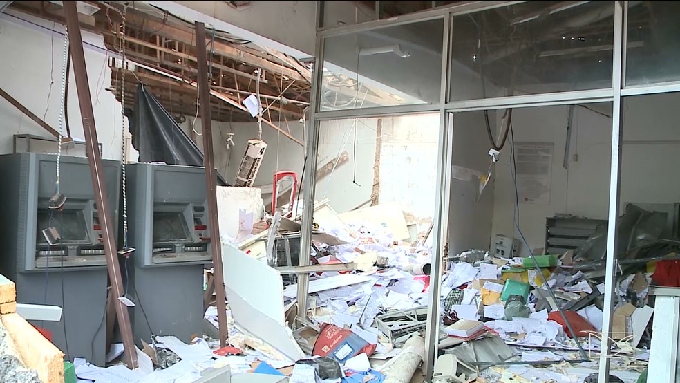 Agência do Bradesco ficou completamente destruída após ação criminosa em Arame — Foto: Reprodução/TV Mirante