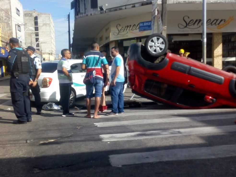 ColisÃ£o ocorreu no cruzamento das ruas General Sampaio e Senador Alencar, no Bairro Centro. â Foto: ReproduÃ§Ã£o/WhatsApp