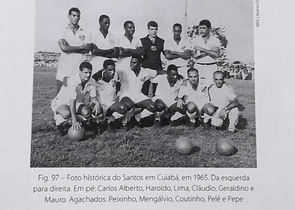 Pelé junto com time Santos em jogo na capital cuiabana, em 1965 — Foto: Registro do livro de José Augusto Tenuta