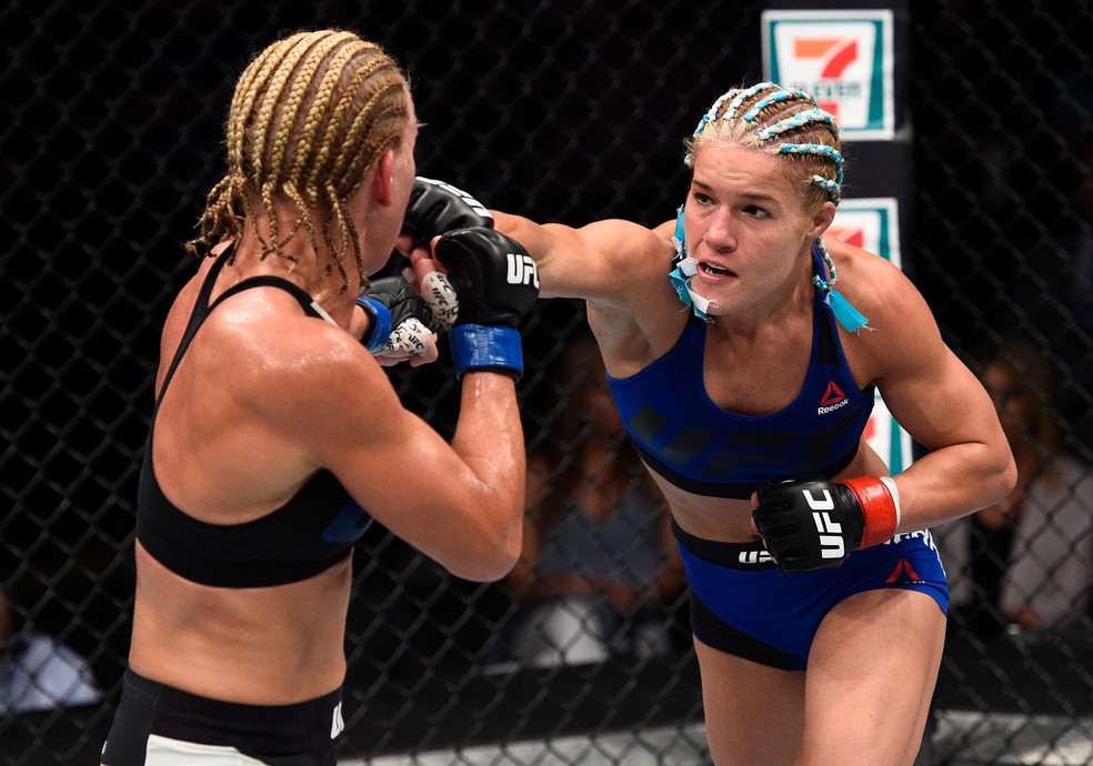 Felice Herrig (dir.) é uma das lutadoras mais famosas do UFC nos EUA — Foto: Getty Images