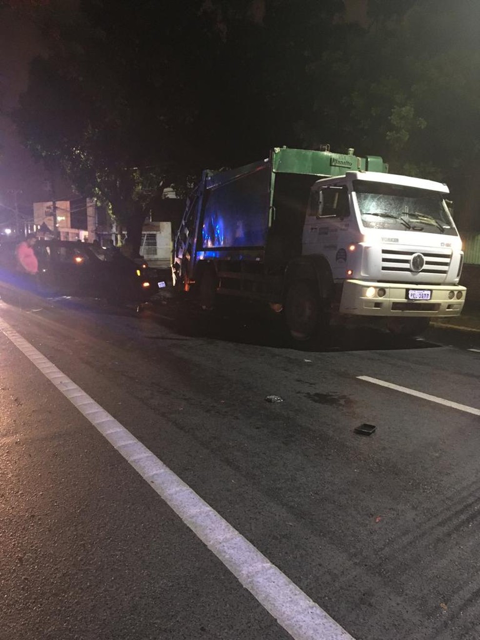 Servidora atingiu caminhão de lixo e gari teve perna esmagada em Cuiabá — Foto: Deletran Cuiabá