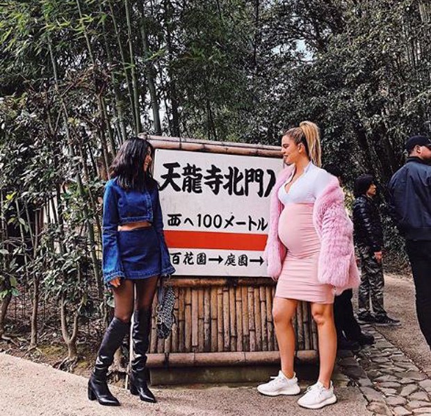 Kourtney e Khloé Kardashian no Japão (Foto: Reprodução/Instagram)