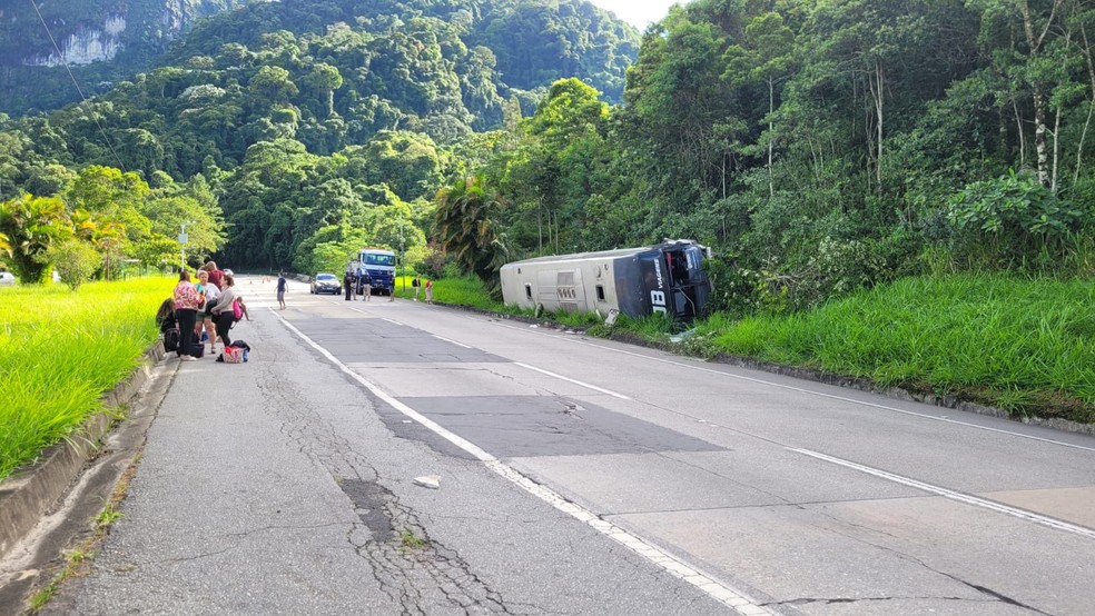 Ônibus tomba na Serra de Petrópolis — Foto: Carlos Miranda/g1