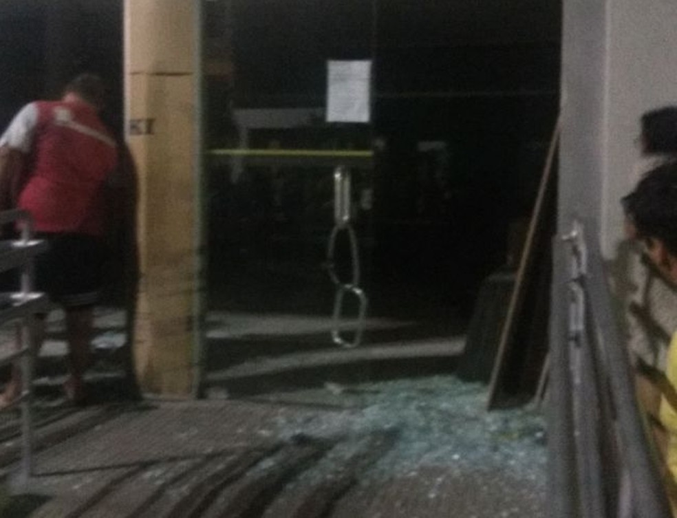 Bando foi alvo de explos&atilde;o em Amaraji, na Zona da Mata Sul de Pernambuco (Foto: WhatsApp/TV Globo)