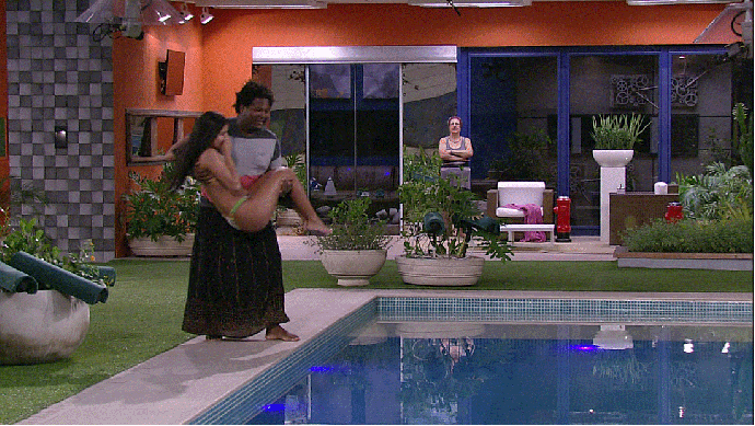 Ronan joga Munik na piscina gif (Foto: TV Globo)