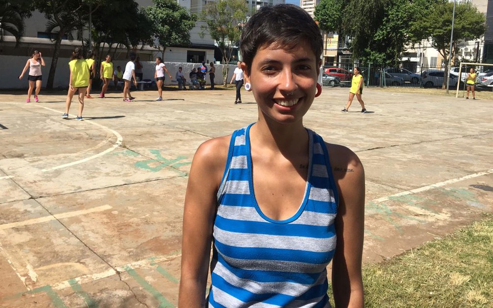 Luana Alvarenga, a Lulu Hipérbole, joga bola há quase 20 anos — Foto: Gabriela Gonçalves/G1