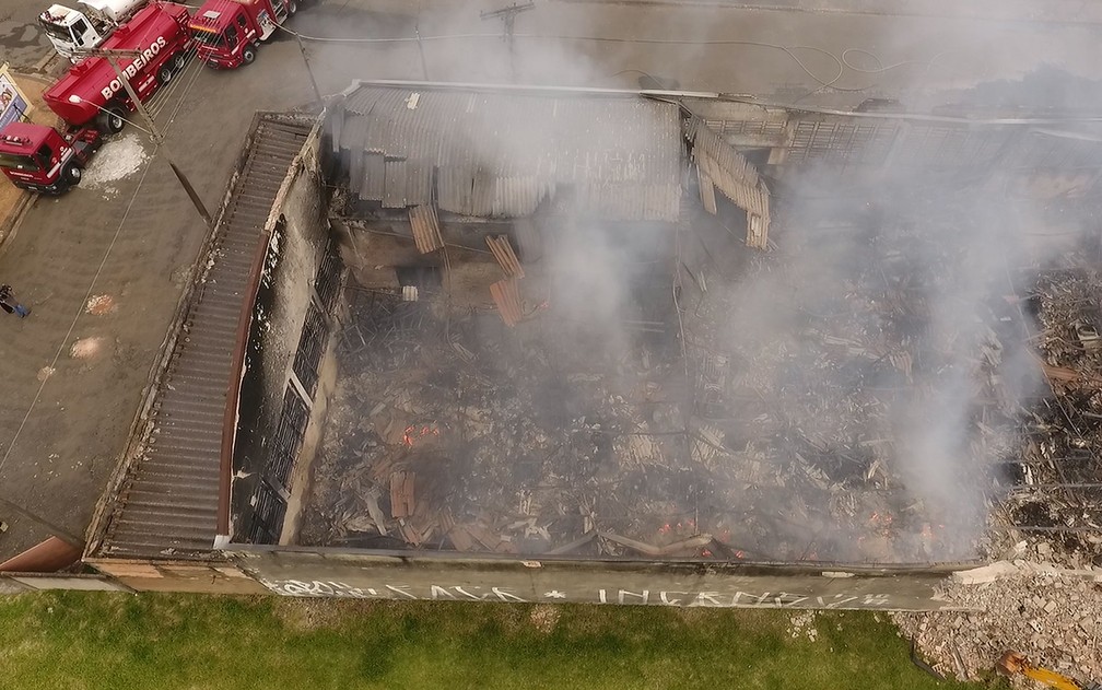 Imagem feita por drone mostra galpão atingido por incêndio em Americana (Foto: Reprodução/EPTV)