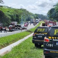 Algumas pessoas precisaram ser resgatadas no helicóptero da Polícia Rodoviária Federal após acidente envolvendo 12 veículos na BR-232, em São Lourenço da Mata, no Grande Recife — Foto: PRF/Divulgação