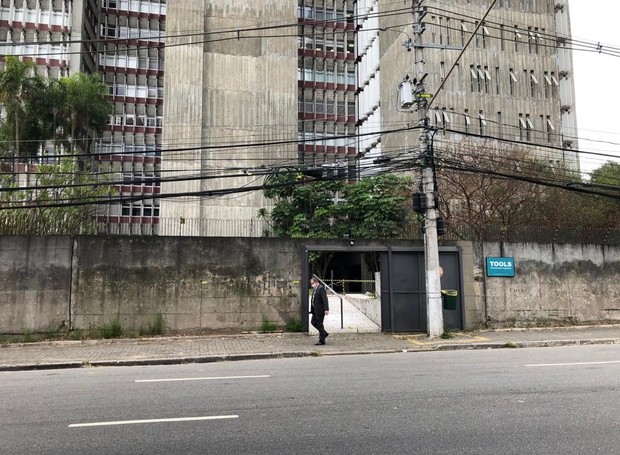 Antiga fachada do Condomínio São Luiz tinha muro e não permitia o acesso e a visualização dos jardins  (Foto: Condomínio São Luiz / Divulgação)