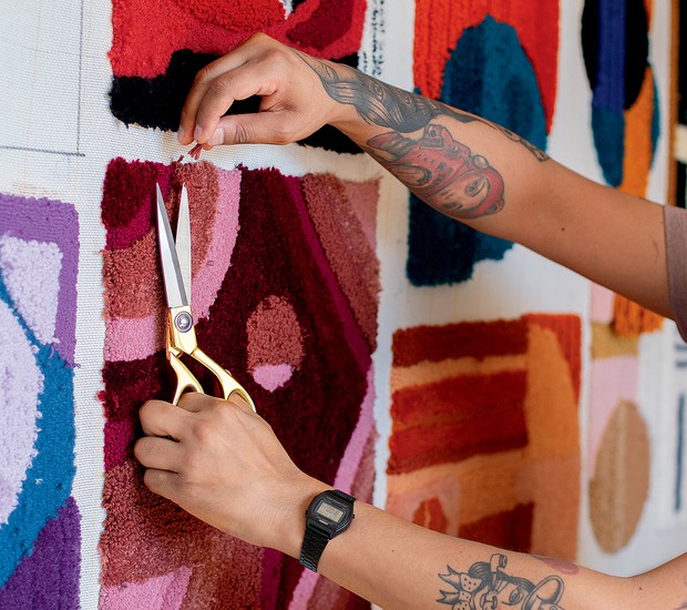 Uma tesoura é usada para fazer o acabamento das peças, com texturas, cores e volumes que convidam ao toque (Foto: Duda Dalzoto / Divulgação)